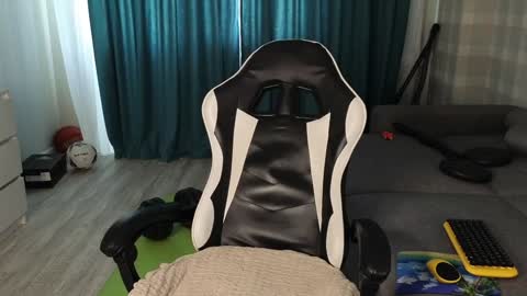 Snapshot of james_friends chatting on 02/05/25, 01:22 James online show from 02/05/25, 01:22