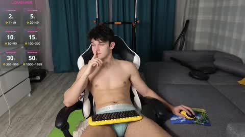 Snapshot of james_friends chatting on 02/11/25, 08:31 James online show from 02/11/25, 08:31