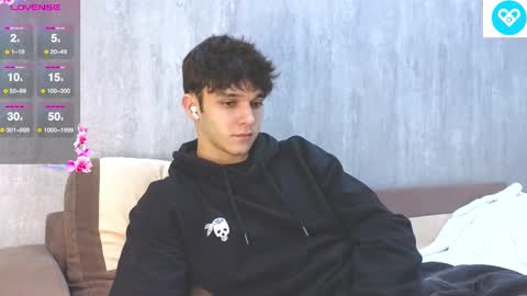 Snapshot of james_friends chatting on 02/13/25, 09:49 James online show from 02/13/25, 09:49