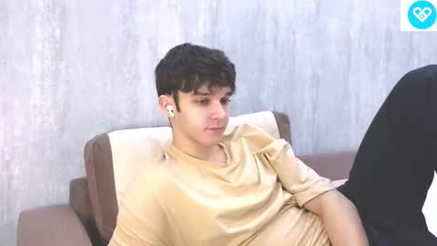 Snapshot of james_friends chatting on 02/28/25, 12:10 James online show from 02/28/25, 12:10