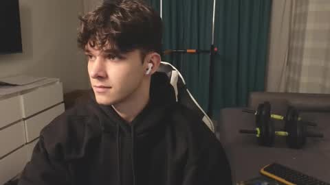 Snapshot of james_friends chatting on 10/13/25, 09:04 James online show from 10/13/25, 09:04