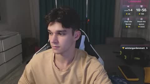 Snapshot of james_friends chatting on 10/17/25, 09:06 James online show from 10/17/25, 09:06