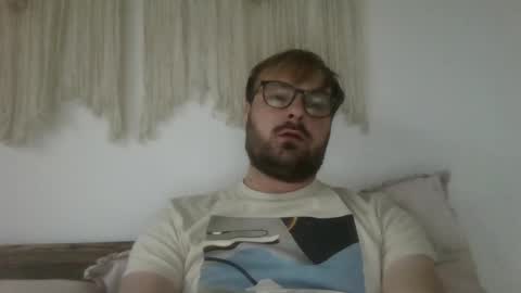 Snapshot of james_heron chatting on 10/19/25, 04:18 James Heron online show from 10/19/25, 04:18