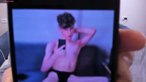 Snapshot of james_mil chatting on 12/27/24, 01:22 James online show from 12/27/24, 01:22