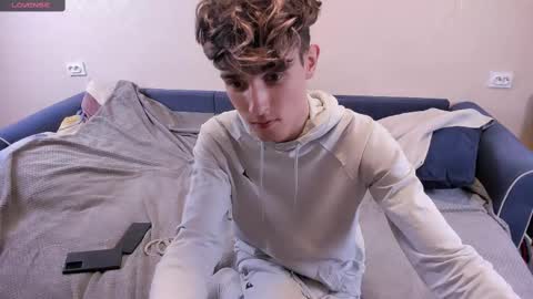 Snapshot of james_mil chatting on 02/19/25, 12:35 James online show from 02/19/25, 12:35