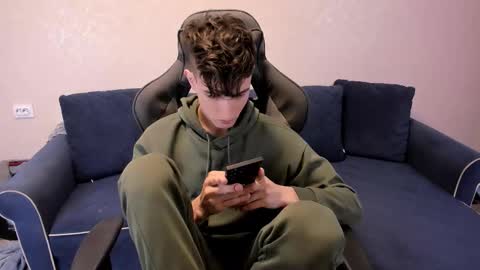 Snapshot of james_mil chatting on 10/31/25, 06:20 James online show from 10/31/25, 06:20