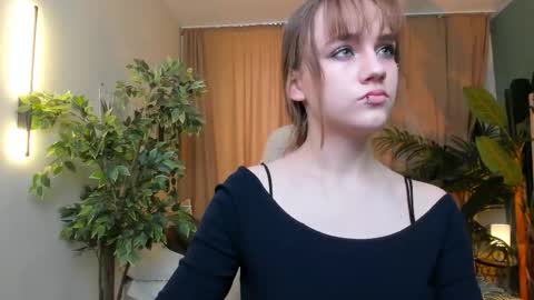 Snapshot of jamie_chung chatting on 12/15/25, 05:01 jamie_chung online show from 12/15/25, 05:01