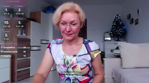 Snapshot of jasmin18v chatting on 12/20/25, 10:00 Jasmin room for people 40 online show from 12/20/25, 10:00