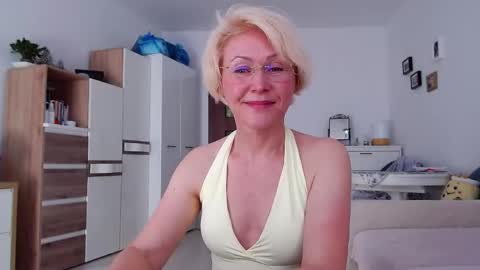 Snapshot of jasmin18v chatting on 04/21/26, 12:33 Jasmin room for people 40 online show from 04/21/26, 12:33