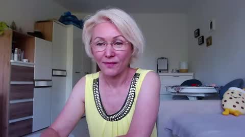Snapshot of jasmin18v chatting on 05/26/26, 07:15 Jasmin room for people 40 online show from 05/26/26, 07:15