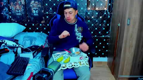 Snapshot of javiersexymann chatting on 12/15/25, 06:12 Javier online show from 12/15/25, 06:12