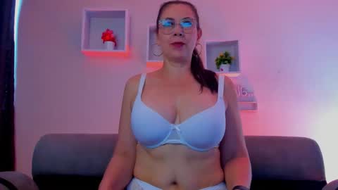 Snapshot of jazmin_steele chatting on 03/10/26, 01:05 Jazmin online show from 03/10/26, 01:05