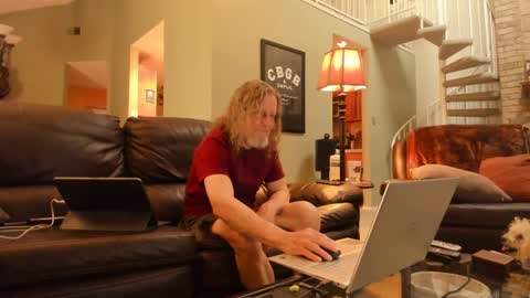 Snapshot of jdineuless chatting on 02/08/25, 11:24 JDinEuless online show from 02/08/25, 11:24