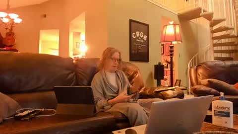 Snapshot of jdineuless chatting on 10/26/25, 01:06 JDinEuless online show from 10/26/25, 01:06