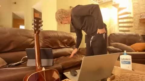 Snapshot of jdineuless chatting on 11/09/25, 04:27 JDinEuless online show from 11/09/25, 04:27