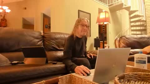 Snapshot of jdineuless chatting on 12/21/25, 04:47 JDinEuless online show from 12/21/25, 04:47