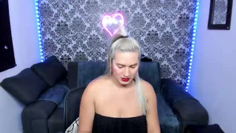 Snapshot of jdstudio chatting on 10/18/25, 04:04 . Julianita y Valery . online show from 10/18/25, 04:04