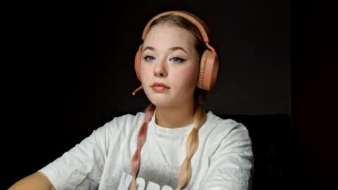 Snapshot of jeanesochan chatting on 10/19/25, 02:18 Sofia online show from 10/19/25, 02:18