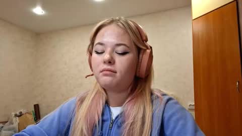 Snapshot of jeanesochan chatting on 10/20/25, 02:17 Sofia online show from 10/20/25, 02:17