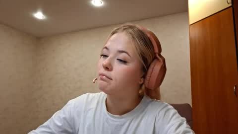 Snapshot of jeanesochan chatting on 10/22/25, 01:11 Sofia online show from 10/22/25, 01:11