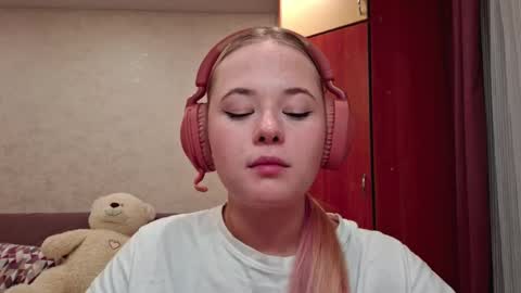 Snapshot of jeanesochan chatting on 10/24/25, 02:46 Sofia online show from 10/24/25, 02:46