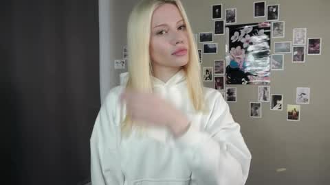 Snapshot of jeaninepine chatting on 04/20/26, 08:28 Jenny 3 online show from 04/20/26, 08:28