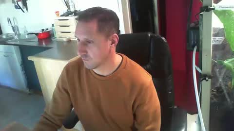 Snapshot of jef74700 chatting on 12/31/24, 12:57 Jrme online show from 12/31/24, 12:57