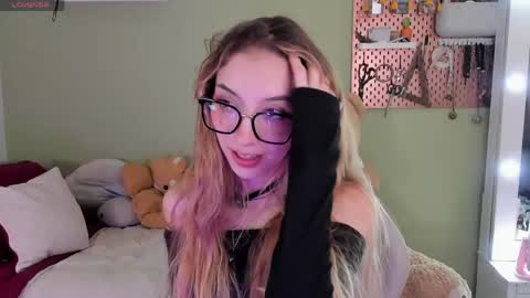 Snapshot of jelly_w5 chatting on 06/03/26, 01:52 Jelly online show from 06/03/26, 01:52