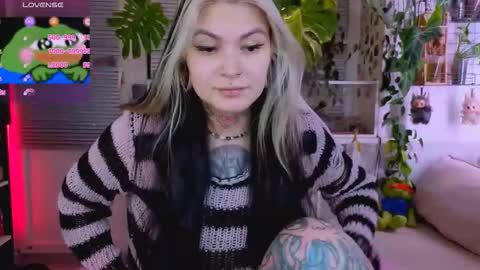 Snapshot of jelyaa chatting on 10/22/25, 01:11 Jelya online show from 10/22/25, 01:11