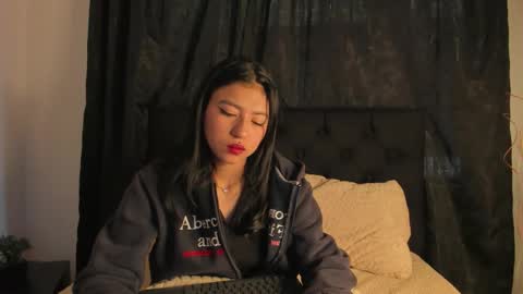 Snapshot of jeniferpowell_nm chatting on 10/14/25, 01:12 jeniferpowell_nm online show from 10/14/25, 01:12