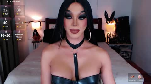 Queen Jenifer online show from 12/15/25, 04:06