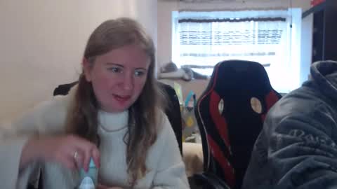Snapshot of jenisandpeter chatting on 03/05/26, 06:42 JenisAndPeter online show from 03/05/26, 06:42