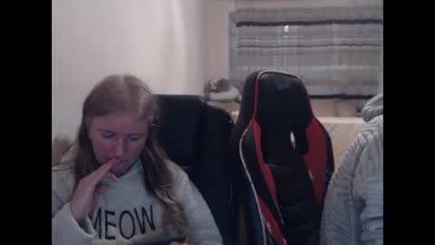 Snapshot of jenisandpeter chatting on 03/12/26, 07:31 JenisAndPeter online show from 03/12/26, 07:31