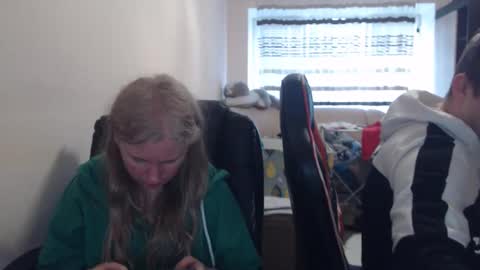 Snapshot of jenisandpeter chatting on 04/14/26, 05:19 JenisAndPeter online show from 04/14/26, 05:19