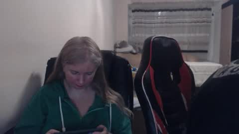Snapshot of jenisandpeter chatting on 04/17/26, 06:44 JenisAndPeter online show from 04/17/26, 06:44