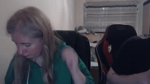 Snapshot of jenisandpeter chatting on 04/18/26, 07:07 JenisAndPeter online show from 04/18/26, 07:07
