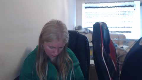 Snapshot of jenisandpeter chatting on 04/20/26, 06:27 JenisAndPeter online show from 04/20/26, 06:27