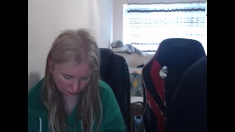 Snapshot of jenisandpeter chatting on 04/21/26, 05:25 JenisAndPeter online show from 04/21/26, 05:25