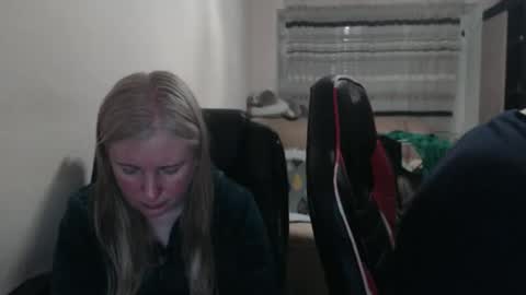 Snapshot of jenisandpeter chatting on 04/22/26, 05:47 JenisAndPeter online show from 04/22/26, 05:47