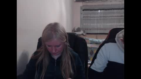 Snapshot of jenisandpeter chatting on 05/04/26, 06:37 JenisAndPeter online show from 05/04/26, 06:37