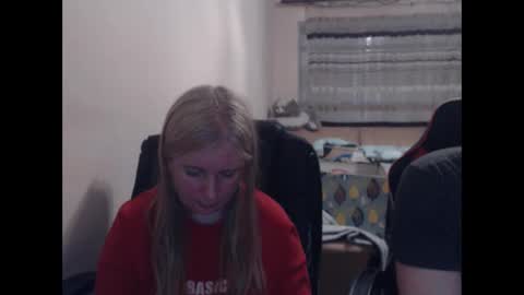 Snapshot of jenisandpeter chatting on 05/05/26, 07:33 JenisAndPeter online show from 05/05/26, 07:33