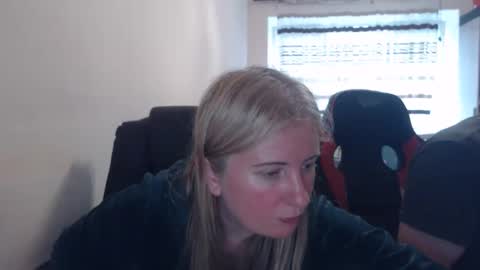 Snapshot of jenisandpeter chatting on 05/13/26, 05:32 JenisAndPeter online show from 05/13/26, 05:32