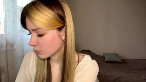 Hey EveryoneIm Kimi  Glad to see you in my room We almost hit 10 Thumb up in one day   online show from 02/18/26, 01:40