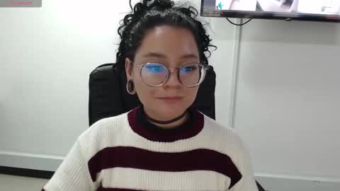 Snapshot of jenn_cg chatting on 11/13/25, 05:01 jenn online show from 11/13/25, 05:01