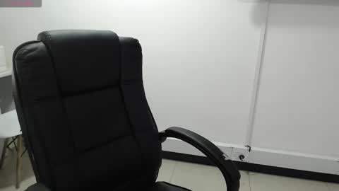 Snapshot of jenn_cg chatting on 11/25/25, 10:32 jenn online show from 11/25/25, 10:32