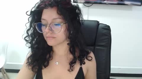 Snapshot of jenn_cg chatting on 12/18/25, 06:03 jenn online show from 12/18/25, 06:03