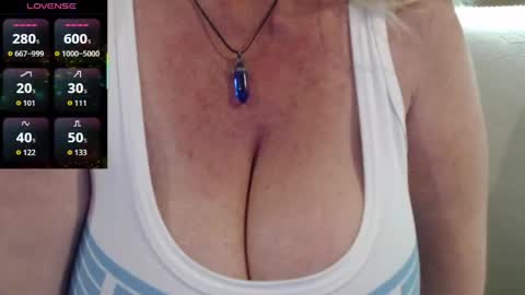 Snapshot of jennadeluxe chatting on 04/22/26, 07:33 Jenna online show from 04/22/26, 07:33