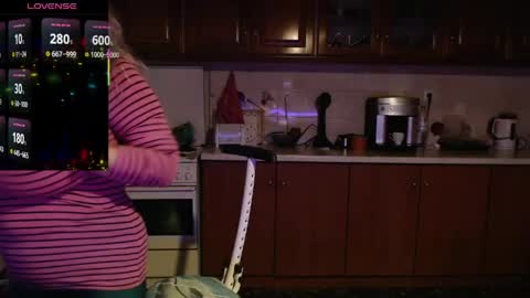 Snapshot of jennadeluxe chatting on 04/28/26, 03:33 Jenna online show from 04/28/26, 03:33
