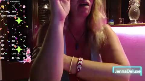 Snapshot of jennadeluxe chatting on 06/17/26, 06:42 Jenna online show from 06/17/26, 06:42