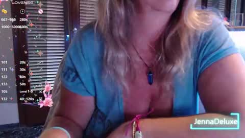 Snapshot of jennadeluxe chatting on 07/04/26, 04:07 Jenna online show from 07/04/26, 04:07